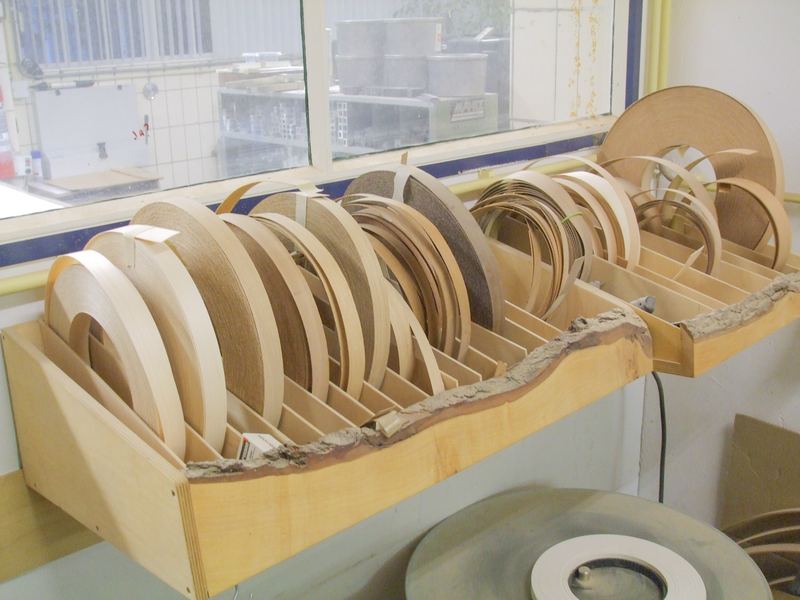 Zaagtafel en machines in de werkplaats van Artifex Interieur Leiden